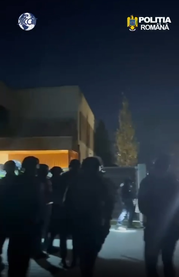 Călin Georgescu a fost ridicat din trafic de polițiști, luni dimineață. Concomitent, DIICOT a demarat o percheziție la vila acestuia din Mogoșoaia și la alte patru adrese, într-un doosar de înșelăciune. Este suspectat că a constituit un grup infracțional care a păcălit mai mulți oameni de afaceri români, de la care a primit peste un milion de euro promițându-le că îi va ajuta să acceseze finanțări de la instituții financiare bancare din străinătate.